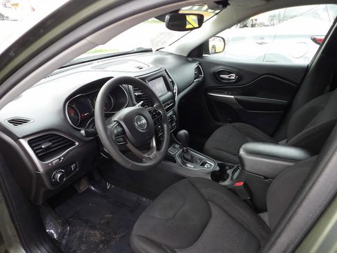 Used 2021 Jeep Cherokee Latitude FWD image 8