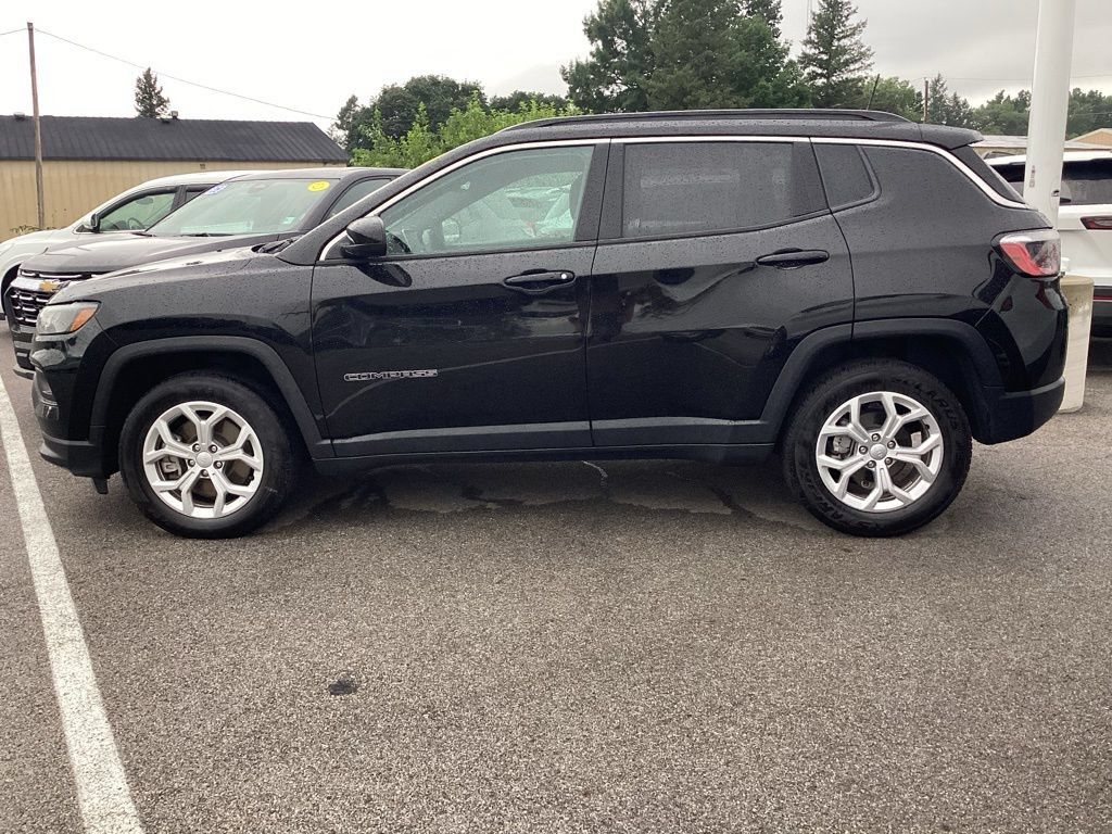 Used 2024 Jeep Compass Latitude AWD/4WD image 4
