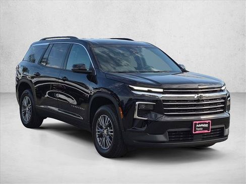 Used 2025 Chevrolet Traverse LT FWD image 3