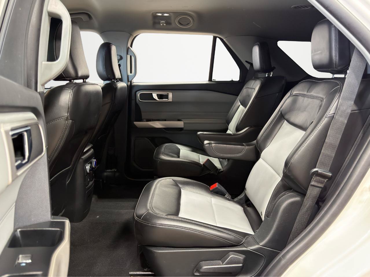 Used 2022 Ford Explorer XLT w/ Equipment Group 202A RWD image 23