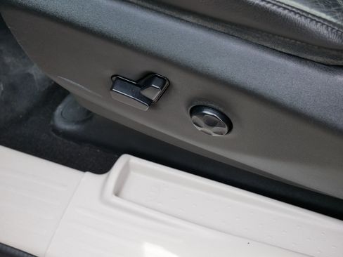 Used 2017 Chrysler Pacifica Touring-L FWD image 19