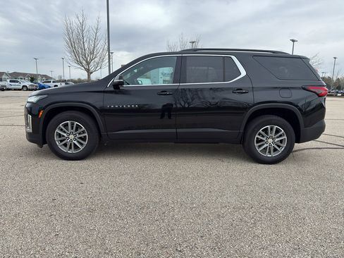 Used 2023 Chevrolet Traverse LT image 2
