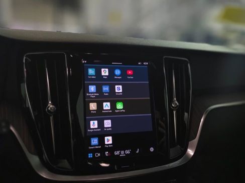 Used 2025 Volvo V60 B5 Cross Country Plus image 21