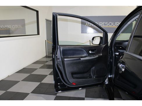 Used 2017 Toyota Sienna SE image 11