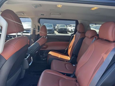 Used 2025 Kia Carnival EX FWD image 11