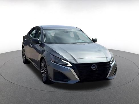 Used 2025 Nissan Altima 2.5 SV FWD image 3