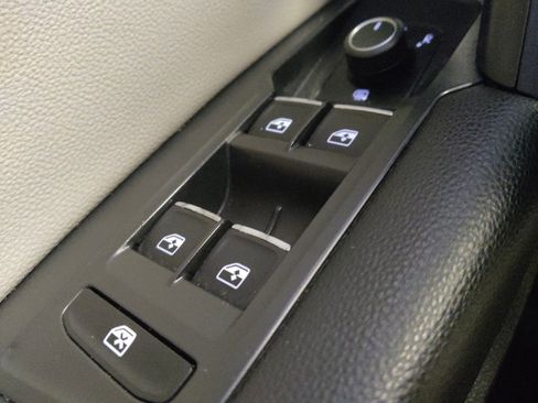 Used 2021 Volkswagen Tiguan SE w/ Panoramic Sunroof Package image 27