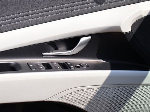 New 2025 Hyundai Elantra Limited image 22