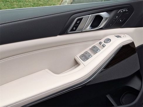 Used 2024 BMW X7 xDrive40i w/ Premium Package image 12