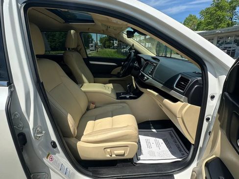 Used 2018 Toyota Highlander XLE AWD/4WD image 36