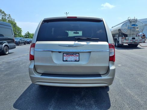 Used 2016 Chrysler Town & Country Touring w/ Driver Convenience Group FWD image 6