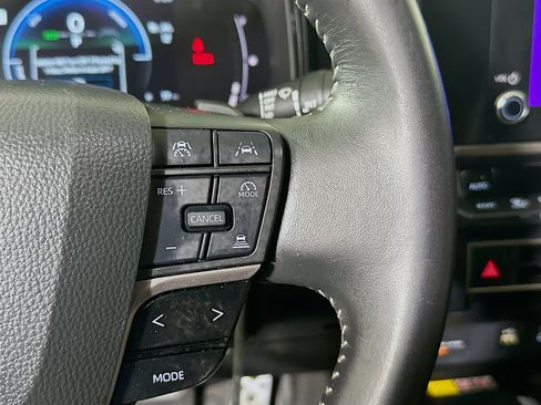 Used 2025 Toyota Camry SE w/ Convenience Package FWD image 17