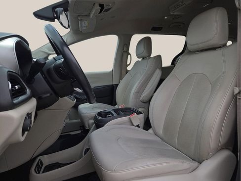 Used 2019 Chrysler Pacifica Touring-L image 14