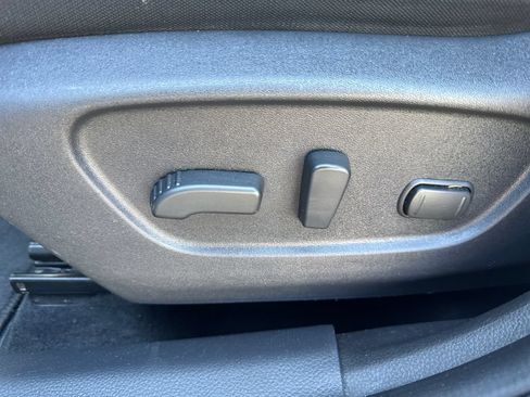 Used 2018 Nissan Rogue SV AWD/4WD image 24