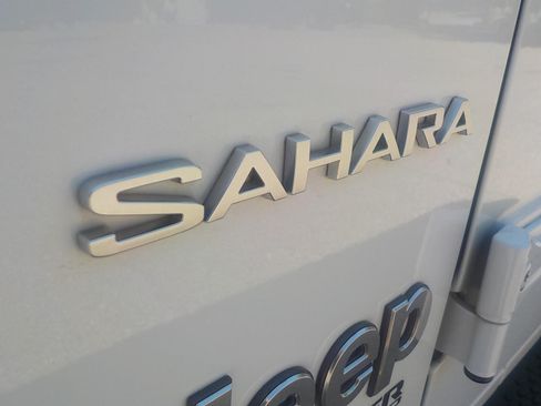 Used 2018 Jeep Wrangler Unlimited Sahara AWD/4WD image 10