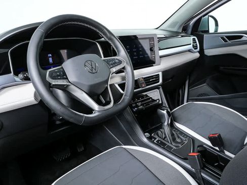 Certified 2025 Volkswagen Taos SE w/ Black Wheel Package FWD image 10