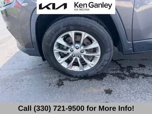 Used 2019 Jeep Cherokee Latitude Plus w/ Cold Weather Group AWD/4WD image 16
