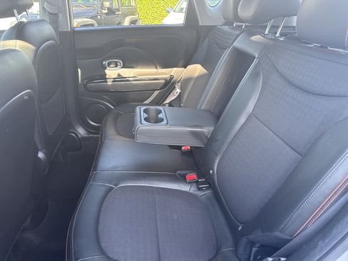 Used 2019 Kia Soul ! FWD image 11