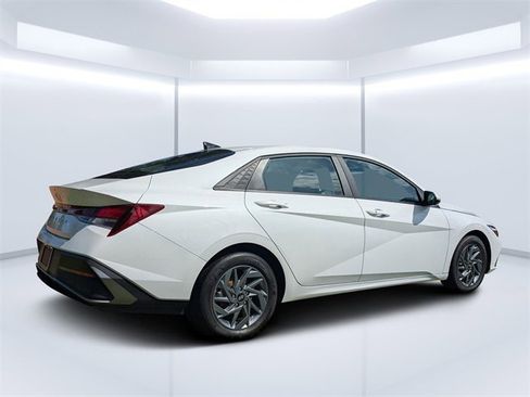 Used 2024 Hyundai Elantra SEL image 3