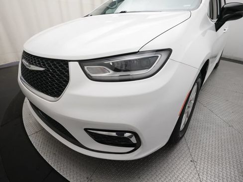 Used 2024 Chrysler Pacifica Touring-L FWD image 24