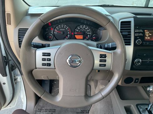 Used 2014 Nissan Frontier SV image 17