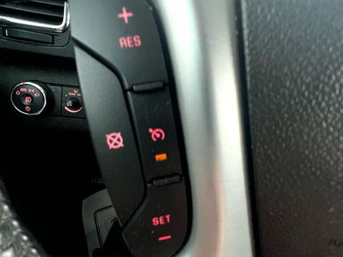 Used 2011 GMC Acadia SLE image 18