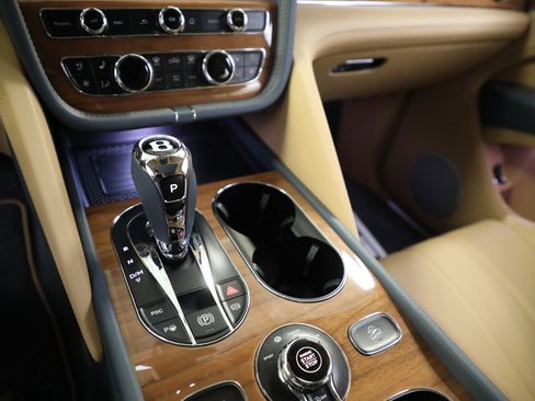 Used 2023 Bentley Bentayga image 23