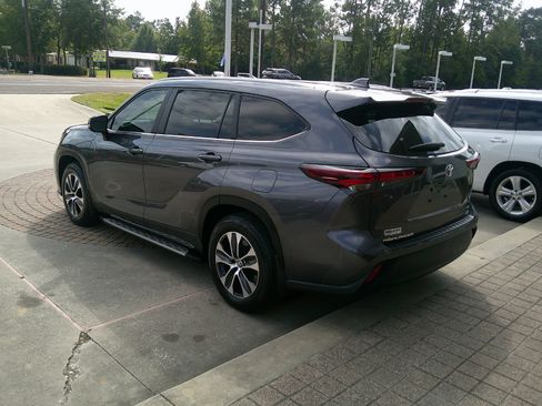 Used 2024 Toyota Highlander XLE image 2