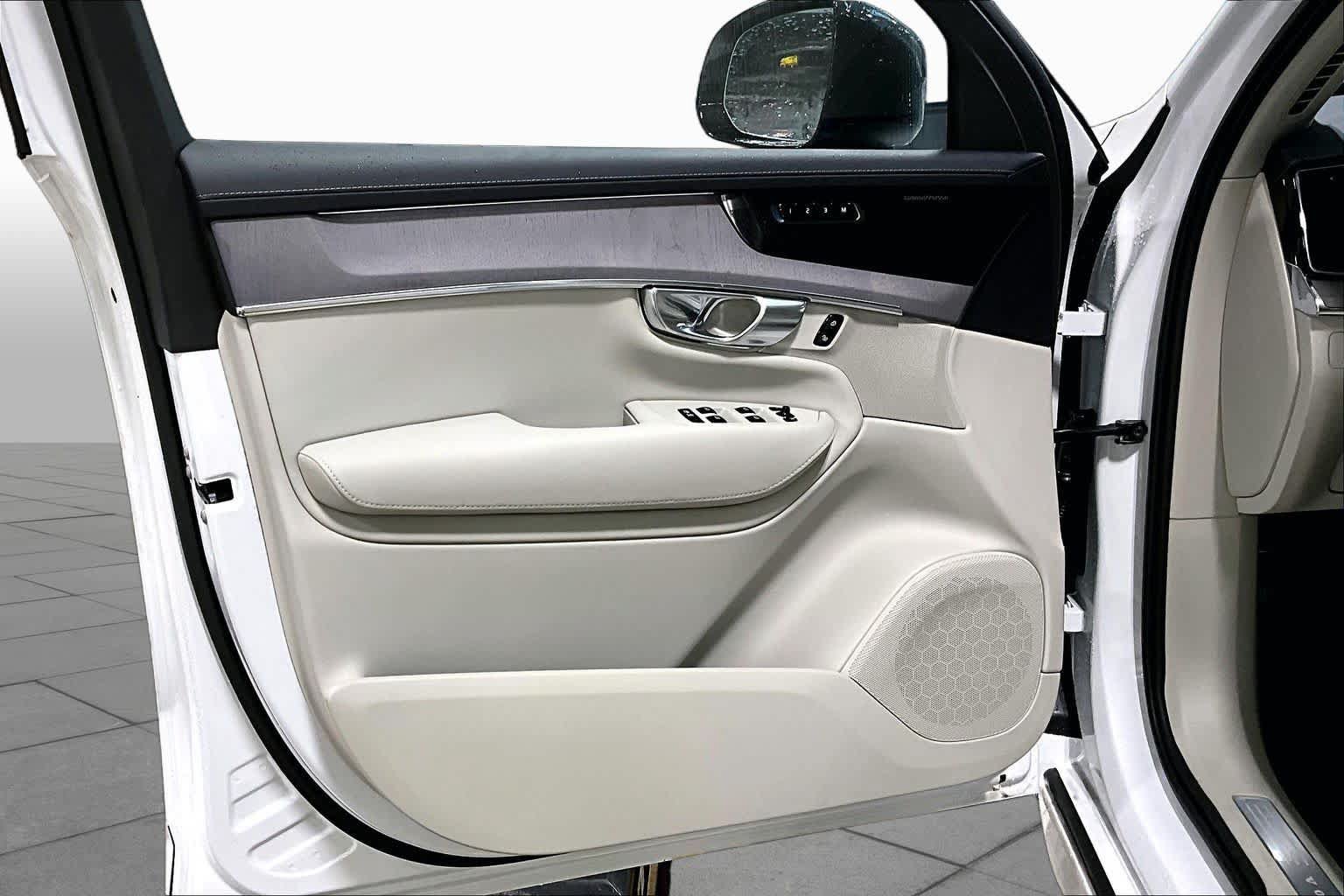 New 2026 Volvo XC90 T8 Ultra w/ Protection Package Premier AWD/4WD image 11
