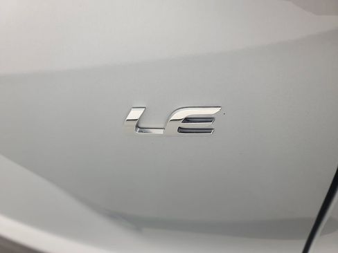 Used 2025 Toyota Corolla Cross LE image 12