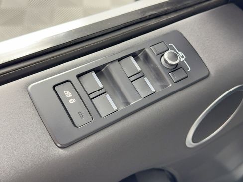 Used 2019 Land Rover Discovery SE image 13