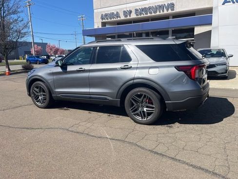 Used 2025 Ford Explorer ST-Line w/ ST-Line Street Pack AWD/4WD image 6
