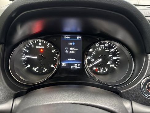 Used 2018 Nissan Rogue SL w/ Premium Package image 19