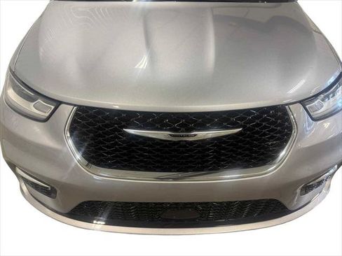 Certified 2021 Chrysler Pacifica Limited AWD/4WD image 3