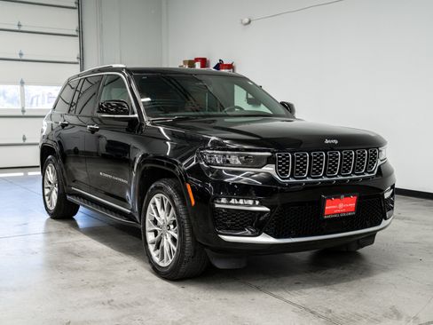 Used 2023 Jeep Grand Cherokee Summit AWD/4WD image 3