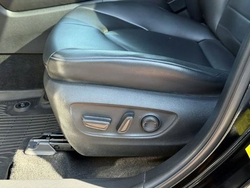 Used 2023 Toyota Highlander XLE AWD/4WD image 13