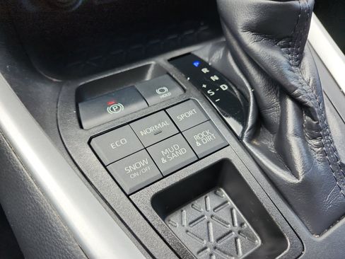 Used 2021 Toyota RAV4 LE AWD/4WD image 21