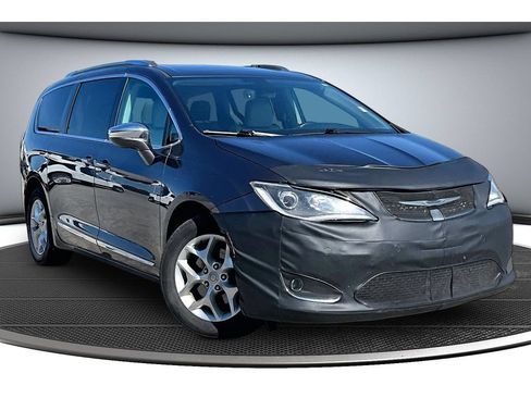 Used 2020 Chrysler Pacifica Limited FWD image 2