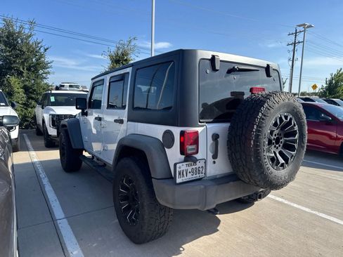 Used 2014 Jeep Wrangler Unlimited Rubicon w/ Connectivity Group AWD/4WD image 4
