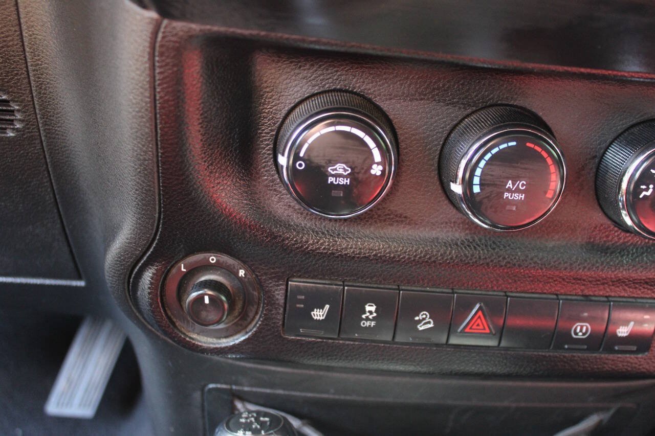 Used 2013 Jeep Wrangler Unlimited Rubicon AWD/4WD image 33