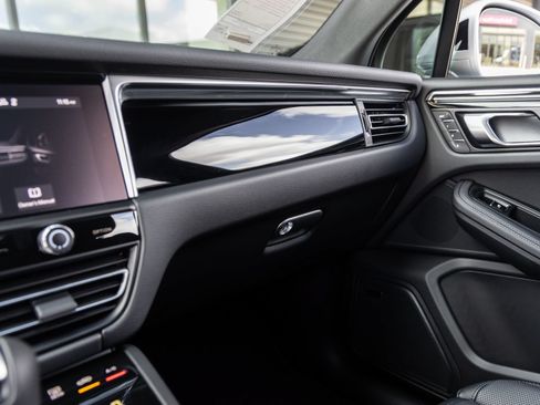 Certified 2026 Porsche Macan AWD/4WD image 33