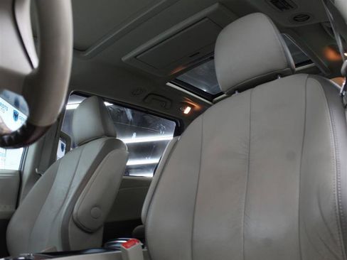 Used 2011 Toyota Sienna Limited w/ Premium Pkg FWD image 8