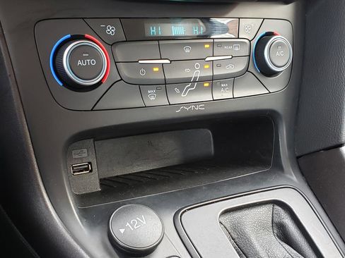 Used 2018 Ford Focus SE w/ SE Appearance Package image 23