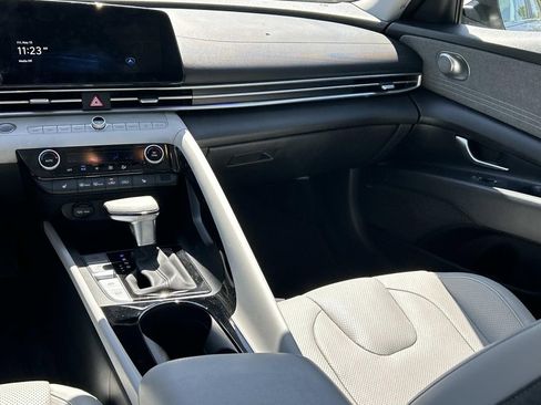 Certified 2022 Hyundai Elantra Limited FWD image 24