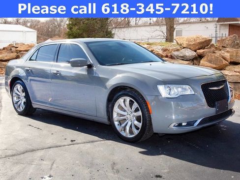 Used 2018 Chrysler 300 Touring L image 8