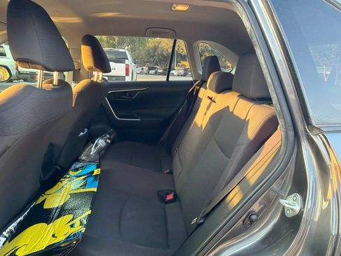 Used 2019 Toyota RAV4 LE FWD image 11
