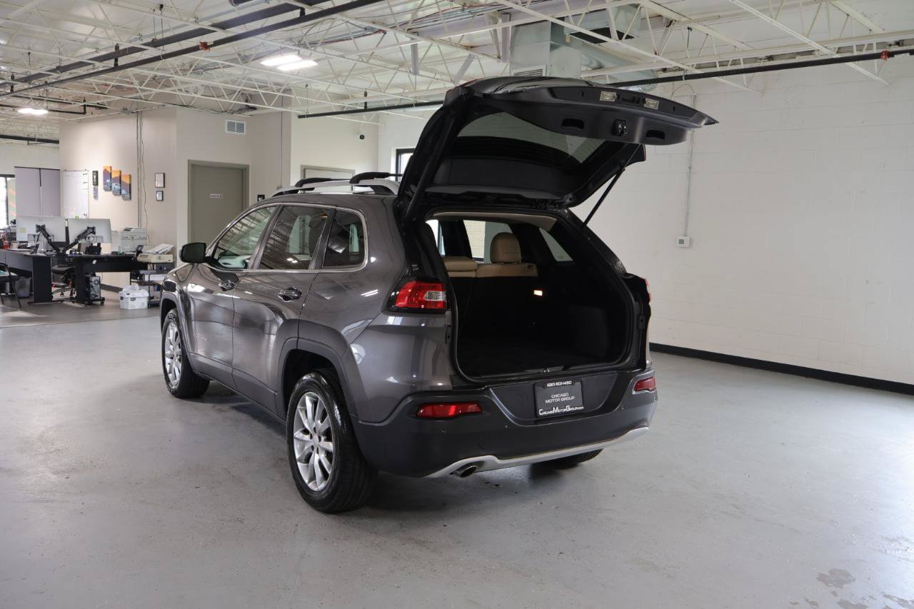 Used 2018 Jeep Cherokee Limited AWD/4WD image 6