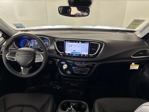 New 2027 Chrysler Pacifica Select FWD image 36