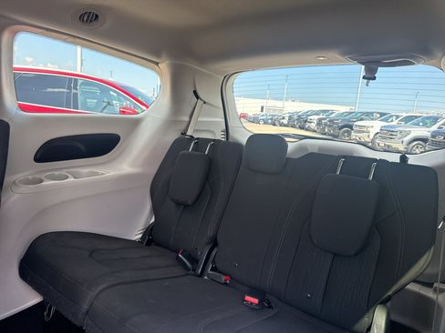 Used 2017 Chrysler Pacifica Touring FWD image 30