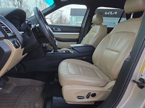 Used 2017 Ford Explorer XLT image 13